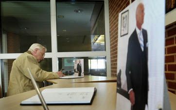 HARDERWIJK - Inwoners van Harderwijk kunnen in het gemeentehuis een condoleanceregister tekenen voor de vermoorde politicus Fortuyn. De verdachte van de moord komt uit Harderwijk. „Deze man had nauwelijks bemoeienis met de Harderwijker maatschappij”, zegt