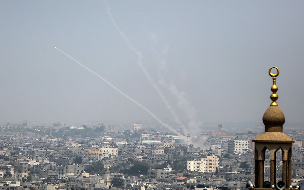 Militanten vuren zaterdag vanuit Gaza-Stad raketten af op Israël. beeld AFP