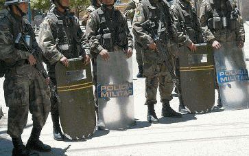 La Paz - Politie eenheden proberen orde te houden in La Paz. Foto EPA