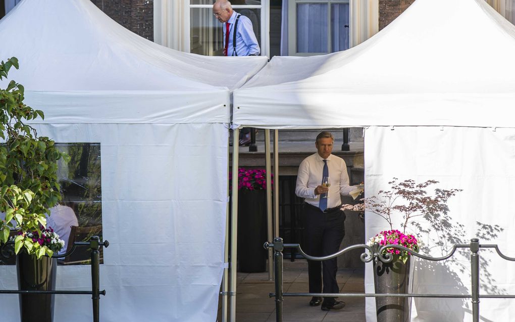 In de tuin van het Johan de Witthuis zijn partytenten neergezet, zodat informateur Zalm (b.) en de onderhandelaars van VVD, CDA, D66 en CU lekker buiten kunnen eten. beeld ANP, Bart Maat