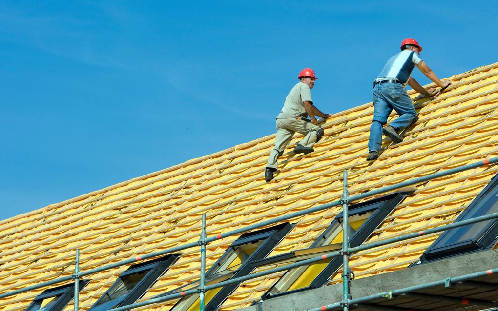 Geen zwaar tilwerk meer voor dakdekker. Foto ANP