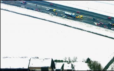 ANDELST â€“ Hulpdiensten waren vrijdag de hele dag bezig om autowrakken op de A15 van Rotterdam naar Nijmegen te bergen. In zeer dichte mist vonden ’s ochtends op verschillende plaatsen ernstige ongevallen plaats. Bij Gorinchem kwamen twee automobilisten 