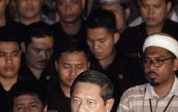 JAKARTA â€“ Na het tellen van ruim eenderde van de stemmen bij de presidentsverkiezingen in IndonesiÃ«, blijft ex-generaal Yudhoyono de gedoodverfde winnaar. Prognoses voorspellen een overwinning van Yudhoyono van ruim 60 procent. - Foto EPA