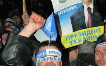 DONETSK - Mensen protesteren op straat voor premier Viktor Janoekovitsj. De Oekraense oppositie eist van president Leonid Koetsjma dat hij voor maandag middernacht premier Viktor Janoekovitsj ontslaat.. Foto EPA