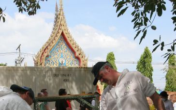 TAKUAPA â€“ Leden van het Rampen Identificatie Team (RIT) identificeren lichamen van de slachtoffers van de zeebeving in Thailand. De Nederlanders hebben bij deze operatie samen met de AustraliÃ«rs het voortouw genomen. Inmiddels zijn identificatieteams u