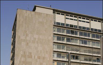 AMSTERDAM - De bron van de legionellabesmetting is zeer waarschijnlijk de koeltoren naast het Post CS gebouw, het voormalige PTT-gebouw bij het Centraal Station in Amsterdam. Dat heeft de GGD donderdag bekendgemaakt. Op de foto de twee containers (onder r