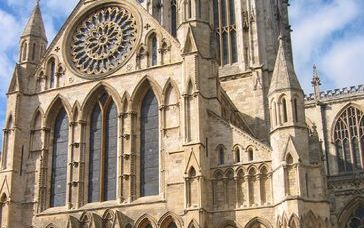 YORK â€“ De beheerders van de bijna duizend jaar oude York Minster zagen zich begin deze maand genoodzaakt een gedeelte van het steenwerk van het gebouw te verkopen aan kunstliefhebbers. De inkomsten van de Kerk van Engeland lopen steeds verder terug. Fot