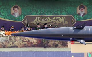 De Iraanse president Ebraheim Raisi tijdens een jaarlijkse militaire parade. beeld EPA, Abedin Taherkenareh