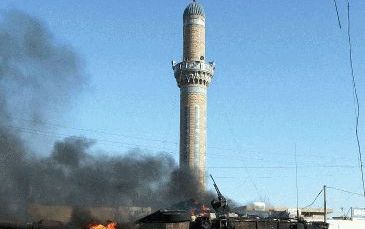 BAGDAD â€“ Rookwolken stijgen op uit een brandende Amerikaanse tank in de wijk Sadr City in Bagdad. Iraakse opstandelingen plaatsten maandag twee bommen langs de weg in de hoofdstad. Twee pantservoertuigen en een tank werden volledig vernield. Kort daarop