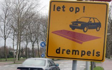 Wie wil voorkomen dat in zijn woonwijk verkeersdrempels aangelegd worden, wil dat bij zijn gemeenteraard vast ook graag gezamenlijk duidelijk maken met gelijkgezinde moslims uit de wijk. De weerstand tegen verkeersdrempels is dan de samenbindende factor. 