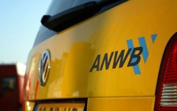 HOUTEN â€“ Een auto van de ANWB donderdagavond in Houten. Daar kwam ANWB personeel bijeen om nieuws te horen over het verdwijnen van 600 tot 800 arbeidsplaatsen bij de organisatie. Volgens directeur Van Woerkom wordt de kwaliteit van de dienstverlening ni