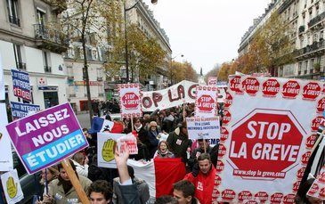 PARIJS - Frankrijk ligt dinsdag voor een groot deel plat. Honderduizenden ambtenaren staken tegen hervomingsplannen van de regering. Onder meer leraren, ziekenhuispersoneel, postbodes en luchtverkeersleiders sloten zich met een 24-uursstaking aan bij het 