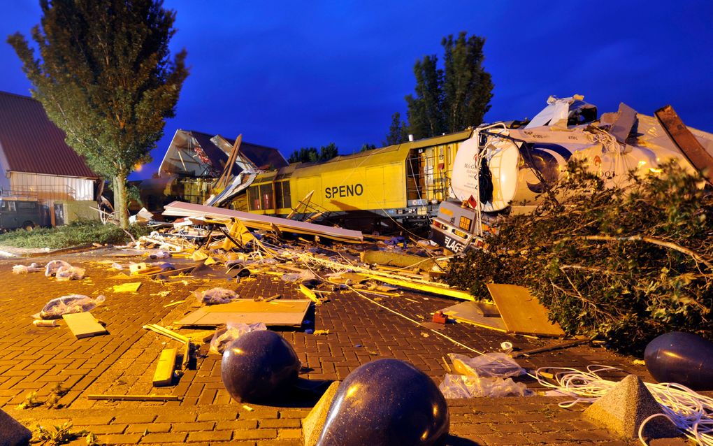 Trein rijdt plein op in Stavoren. Foto ANP