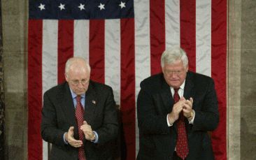 WASHINGTON â€“ De Amerikaanse vice president Cheney (l.) en de voorzitter van het Huis van Afgevaardigden, Dennis Hastert, applaudisseren voor Iyad Allawi. De Iraakse premier hield donderdag een toespraak in het Congres in Washington waarin hij de Amerika