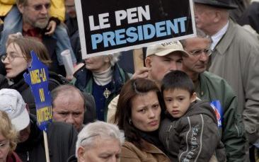 Demonstranten in Parijs luisteren naar een toespraak van Jean-Marie Le Pen, kandidaat-president voor 2007. Foto ANP