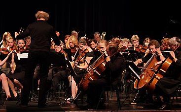 Groot orkest onder leiding van dirigent Roelof Klaassen. Foto Folkert Schuddeboom