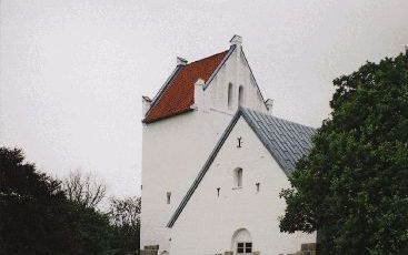 De middeleeuwse kerk met het kerkhof in VedersÃ¸ waar Kaj Munk van 1924 tot 1944 predikant was. - Foto RDÂ¶