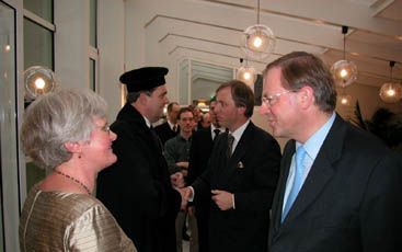 APELDOORN - Vele belangstellenden drukten vrijdag prof. G. C. den Hertog de hand na diens inaugurele oratie. V.l.n.r. mevr. Den Hertog-van ’t Spijker, de nieuwe hoogleraar, dr. C. van der Kooi uit Amsterdam en prof. dr. G. G. de Kruijf uit Leiden. - Foto 