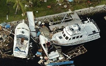 PUNTA GORDA - De schade die orkaan Charley aanrichtte is groot. Veel Amerikanen zijn dakloos geworden Foto EPA