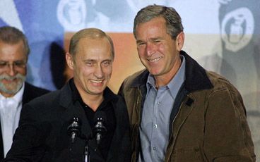 CRAWFORD â€“ Ze konden het dan wel niet eens worden over een nieuw ABM-verdrag, een brede lach kon er wel van af. Hier poseren de Russische president Poetin (l.) en zijn Amerikaanse gastheer Bush tijdens hun gezamenlijke persconferentie in Crawford (Texas