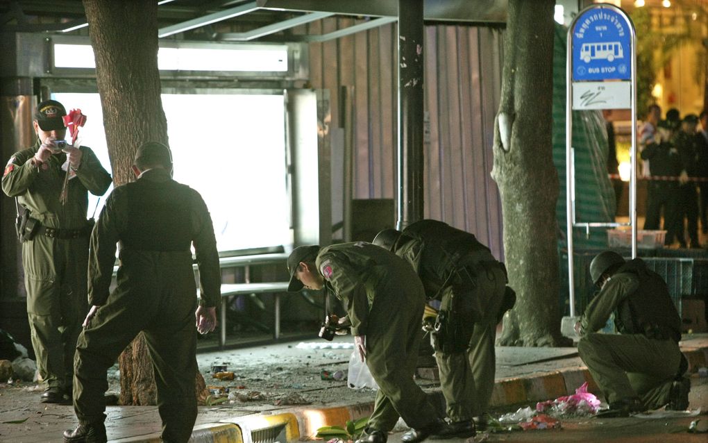 BANGKOK - De Thaise politie onderzoekt de plaats waar zondag een bomaanslag werd gepleegd. Foto EPA