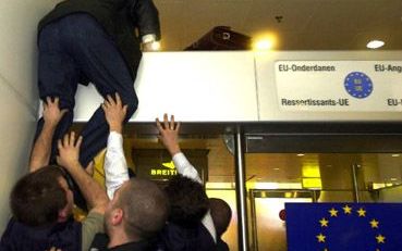 BRUSSEL â€“ Een boze passagier probeert de blokkades die personeel van de failliete luchtvaartmaatschappij Sabena heeft opgericht te omzeilen door over de douanebalies heen te klimmen. Veel luchtreizigers strandden gisteren op de Brusselse luchthaven Zave