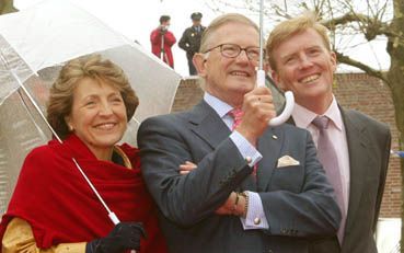 MEPPEL - Prinses Margriet en mr. Pieter van Vollenhoven tijdens het koninklijk bezoek aan Meppel. Prinses Margriet heeft destijds alles in het werk moeten stellen om te mogen trouwen met Pieter van Vollenhoven. De koninklijke familie was verdeeld over haa