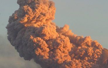 INDONESIE - De vulkaan Merapi spuugt een wolk van gas en as uit. Daarbij zijn donderdag twee mensen om het leven gekomen toen de schuilkelkder waarin zij schuilden door een dikke laag as en puin werd bedolven. Foto EPA