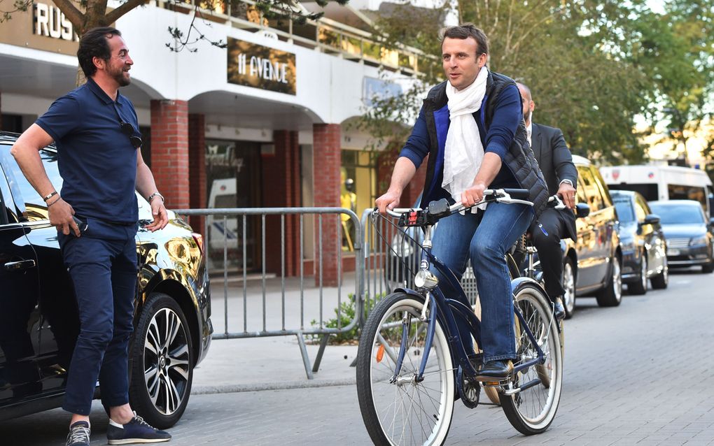 Macron op de fiets. beeld AFP