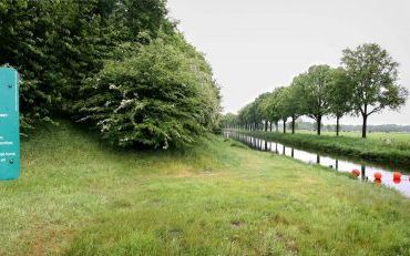 WOUDENBERG â€“ De Grebbelinie ligt er grotendeels verlaten bij. Een bordje dicht bij Woudenberg wijst op het bijzondere verleden van de groene dijk. Het project ”Grebbelinie boven Water!” van onder meer de provincie Utrecht wil de linie opnieuw onder de a