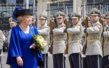 BRATISLAVA – Koningin Beatrix is maandag aan een driedaags staatsbezoek aan Slowakije begonnen. Samen met president Gasparovic inspecteerde ze bij aankomst de erewacht. Foto ANP