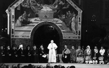 ASSISI - Paus Johannes Paulus II leidde op 27 oktober 1986 een wereldsgebedsdag in Assisi. Donderdag wordt deze interreligieuze happening, die omstreden is vanwege haar vage religieuze karakter, herhaald. - Foto Ansa