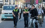Politieagenten donderdag in de Meir, een van de belangrijkste winkelstraten van Antwerpen. beeld EPA
