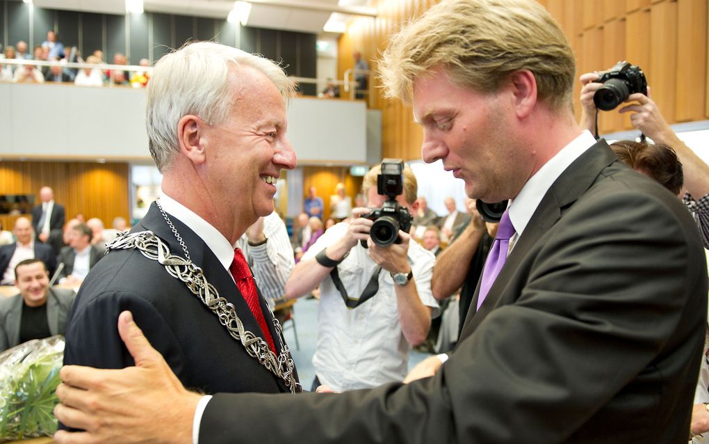 Burgemeester Peter Noordanus (l.) ontvangt vrijdag uit handen van loco-burgemeester Jan Hamming de ambtsketen. Noordanus werd tijdens een buitengewone raadsvergadering geinstalleerd tot de nieuwe burgemeester van Tilburg. De PvdA'er volgt Ruud Vreeman op.