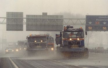 MOERDIJK - Strooiwagens moesten de laatste weken zo vaak in actie komen dat de voorraad strooizout in Nederland aanzienlijk slonk. Leveranciers spreken van „schaarste.” Zij hopen dan ook dat het nu even niet gaat sneeuwen of ijzelen, zodat ze hun voorrade