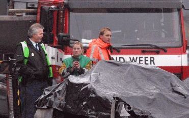 ALMELO â€“ Hulpverleners staan bij het met plastic afgedekte uitgebrande autowrak waarin zondagochtend vroeg vijf jongeren uit Zeewolde om het leven gekomen zijn. Ze zaten in een auto die rond half zes op de snelweg A35 (Enschede-Almelo) tegen de vangrail