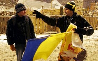 KIEV â€“ Aanhangers van de OekraÃ¯nse presidentskandidaat Joesjtsjenko discussiÃ«ren met elkaar over de politieke crisis in hun land. Dinsdag brak de op positie het overleg met de regering af, waardoor de spanning nog verder is opgelopen. Foto EPA