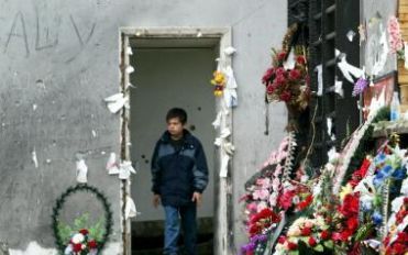 BESLAN (RUSLAND) - Zaur Brazova wandelt door het schoolgebouw waar zijn jongere broer Aslan stierf tijdens het gijzeldrama in september 2004. Dinsdag begint het proces tegen de enige overlevende overvaller. Foto EPA