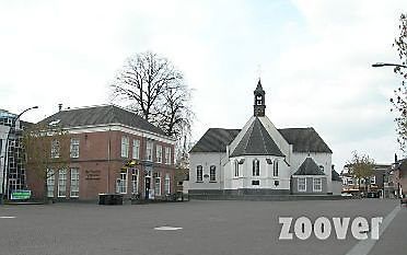 De Oude Kerk in Veenendaal, met links Markt 10. Foto Zoover