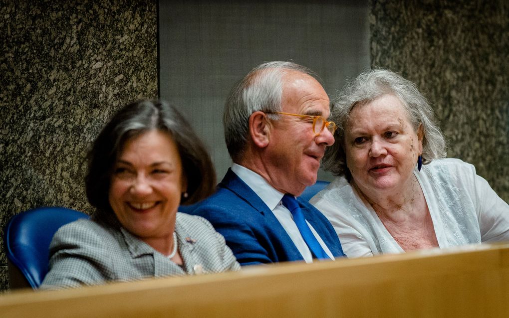 Van Nieuwenhoven (R) met oud-Kamervoorzitters Weisglas (M) en Verbeet in de Tweede Kamer, juni 2015. beeld ANP