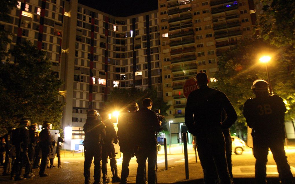 De Franse politie heeft gisteren vier mannen opgepakt die zaterdag tijdens rellen in Grenoble zouden hebben geschoten op politieagenten.  Foto EPA