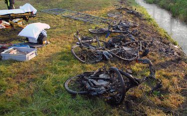 ARKEL – Door een ongeval in Arkel zijn vrijdagmorgen negen scholieren van de Gomarus Scholengemeenschap in Gorinchem gewond geraakt. Een auto is ingereden op een groep fietsende leerlingen. Foto ANP