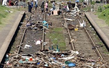 Op de rails langs de kust van de Srilankaanse stad Lunawa is een spoor van vernielingen zichtbaar. De vloedgolven als gevolg van de tsunami troffen zondag meer dan de helft van de kustlijn van Sri Lanka. Nadat ze de hoofdstad Colombo hadden bereikt, namen