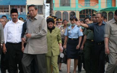 Banda Aceh - De Indonesische president Susilo Bambang Yudhoyono loopt langs de lijken van slachtoffers van de zeebeving, tijdens zijn bezoek in