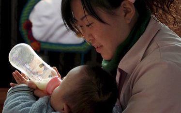 XINGING – Steeds meer Chinezen drinken melk. Niet alleen baby’s consumeren de zuivel, ook volwassenen. Een bijzondere ontwikkeling, aangezien Aziaten niet goed tegen het zuivelproduct kunnen. Toch is het de droom van Wen Jiabao, de premier van de opkomend