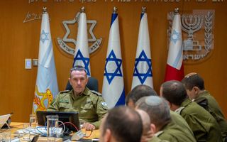 Chef van de generale staf Herzi Halevi overlegt met zijn militaire staf op de militaire basis in Tel Aviv. beeld AFP/ Israeli Army 
