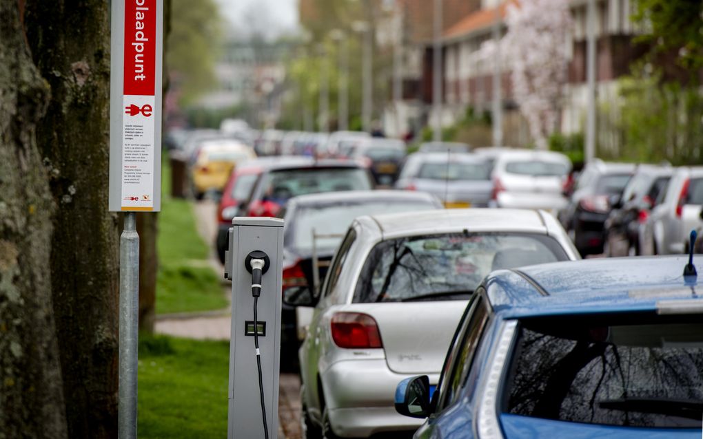 Een oplaadpunt voor elektrische auto's. Vooral in het centrum van de grote steden is steeds minder parkeerkeus voor bestuurders met een auto die op brandstof rijdt. beeld ANP, Robin van Lonkhuijsen