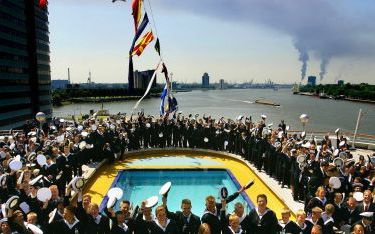 ROTTERDAM â€“ Meer dan 500 zeekadetten vierden donderdag het vijftigjarig bestaan van de vereniging Zeekadetkorps Nederland. De zeelieden in spe kregen aan boord van de Rotterdam, het vlaggenschip van cruisemaatschappij Holland America Line, een rondleidi