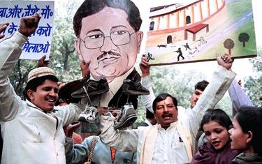 NEW DELHI - IndiÃ«rs protesteren in de Indiase hoofdstad New Delhi tegen Pakistan. India stelt Pakistan medeverantwoordelijk voor de terroristische aanslag op het Indiase parlement van 13 december vorig jaar. - Foto EPA