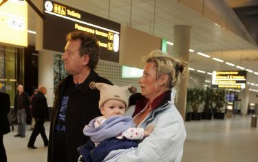 SCHIPHOL - Nico en Maud Poons en hun zoon Sam komen dinsdagochtend vanuit Thailand aan op Schiphol. Ze zijn alle persoonlijke bezittingen verloren tijdens hun vakantie op Phuket. Foto ANP